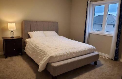 Stratford Casa | 4 BD Family Retreat - Basement not Included