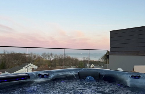 Cove - East Side - Shippan Casa | 4-bd modern luxury water view townhome with hot tub close to beach
