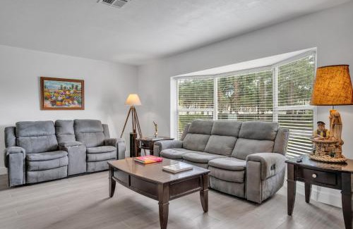 Garden Isles Casa | 4 bd Near beach spacious solar heated pool waterfront home