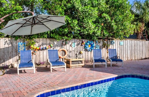 Garden Isles Casa | 4 bd Near beach spacious solar heated pool waterfront home