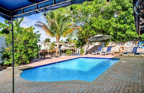 Garden Isles Casa | 4 bd Near beach spacious solar heated pool waterfront home