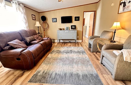 Ramer Casa | 4 bd rm, 2bth modular, feat. full ktch, private deck & grill at Kick Back Ranch.