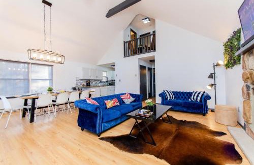 East Stroudsburg Casa | 4 BD Stylish Cottage W Private Pool & hot-tub