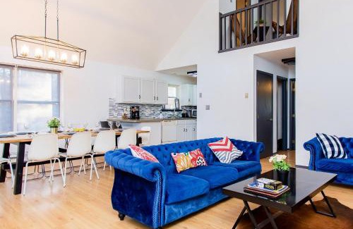 East Stroudsburg Casa | 4 BD Stylish Cottage W Private Pool & hot-tub