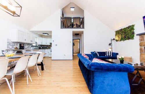 East Stroudsburg Casa | 4 BD Stylish Cottage W Private Pool & hot-tub