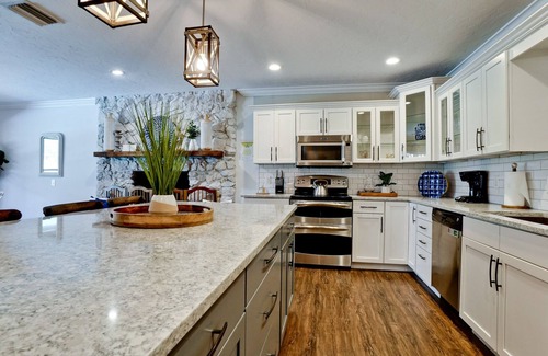 Palmetto Casa | 4 Bd w 3 King 4Ba 1.2acres htd salt pool private!