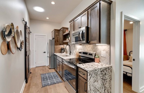 Greenwood Apartamento | Newly Remodeled: Spacious 4-Bed, 4-Bath Retreat for 12
