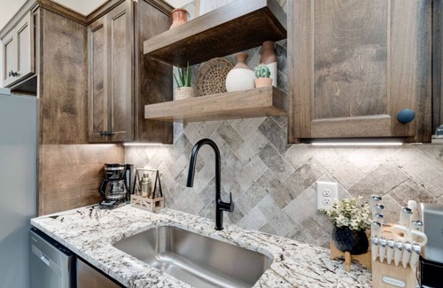 Greenwood Apartamento | Newly Remodeled: Spacious 4-Bed, 4-Bath Retreat for 12