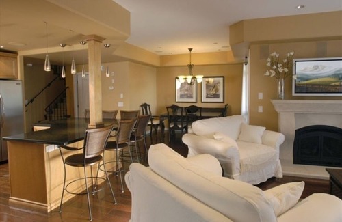 Central Okanagan Casa | High End Luxury Lakefront TH, Familia Pamper U & Ur