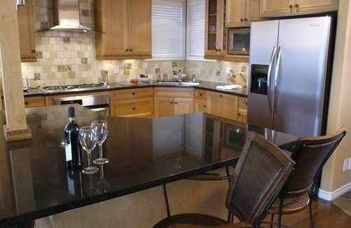 Central Okanagan Casa | High End Luxury Lakefront TH, Familia Pamper U & Ur