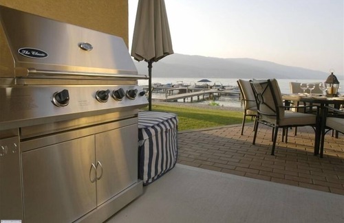 Central Okanagan Casa | High End Luxury Lakefront TH, Familia Pamper U & Ur