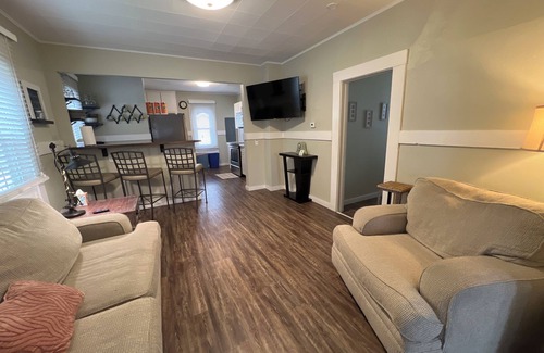 Cedar Rapids - Iowa City Casa | C Avenue NW Bungalow a 8 cuadras del centro!