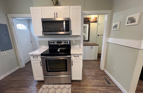 Cedar Rapids - Iowa City Casa | C Avenue NW Bungalow a 8 cuadras del centro!