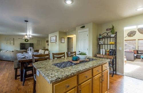 Boyd Acres Casa | 4 habitaciones en 3/4 de Acre en Bend, Se aceptan mascotas con bañera de hidromasaje y gran pozo de fuego