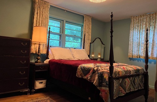 Williamsport Casa | 4 bed 2 bath Mid century modern in Vallamont, 10 mins from Lamade Stadium.