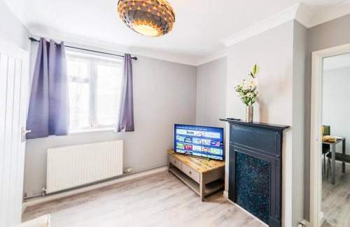 Ipswich Casa | 4 Bed - 2 Baths 1 Walk In Shower Lots Of Parking