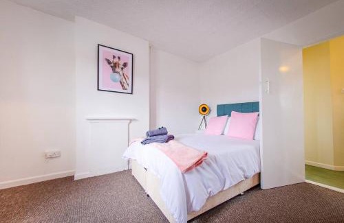 Ipswich Casa | 4 Bed - 2 Baths 1 Walk In Shower Lots Of Parking