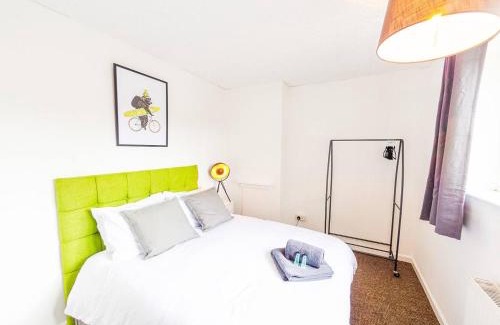 Ipswich Casa | 4 Bed - 2 Baths 1 Walk In Shower Lots Of Parking