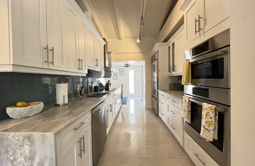 Birch Park Finger Streets Casa | 4 Bed 3.5 Bath Mediterranean Beach Villa <1 Min WALK From Beach