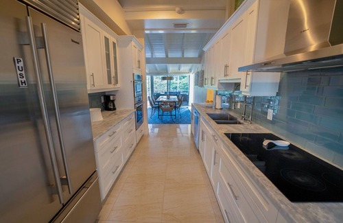 Birch Park Finger Streets Casa | 4 Bed 3.5 Bath Mediterranean Beach Villa <1 Min WALK From Beach