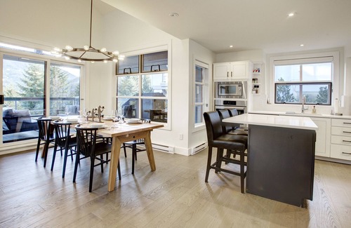 Whistler Cay Heights Casa | 4 bed/3 bath twnhse w stunning Mtn view & HOT TUB