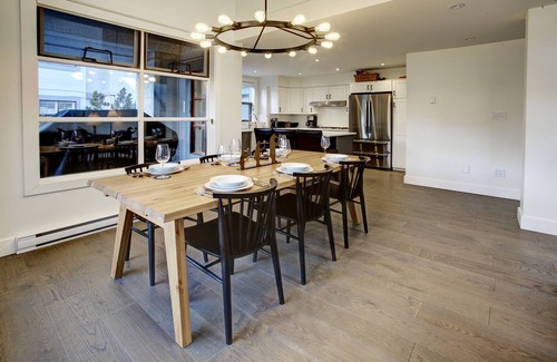 Whistler Cay Heights Casa | 4 bed/3 bath twnhse w stunning Mtn view & HOT TUB
