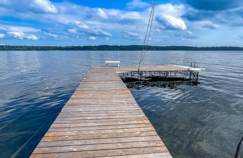 Barrie Cabaña | 4 bed, 6 bath cottage on Lake Simcoe minutes from Barrie! In-ground pool!