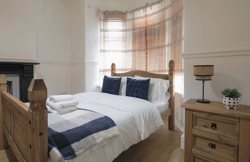 Splott Casa | Centrally Located, Freshly Renovated House - Sleeps 10