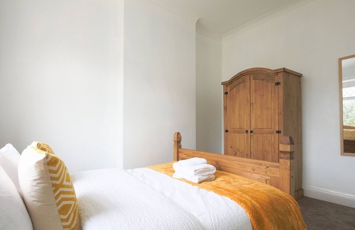 Splott Casa | Centrally Located, Freshly Renovated House - Sleeps 10
