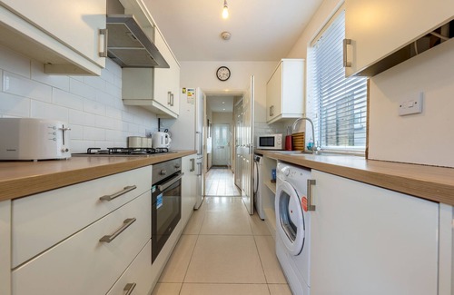 Luton Casa | 4 Bed Contractor Large Group Accommodation Luton