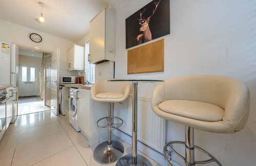 Luton Casa | 4 Bed Contractor Large Group Accommodation Luton