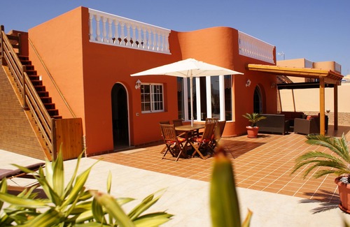 Caleta de Fuste Villa | Villa de 4 dormitorios en la ciudad, piscina de 10 m con tobogán para niños, valla de seguridad, barbacoa, salones al aire libre
