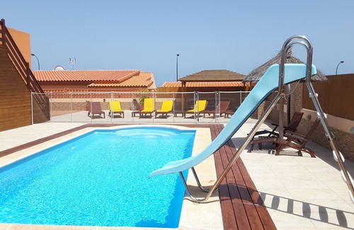 Caleta de Fuste Villa | Villa de 4 dormitorios en la ciudad, piscina de 10 m con tobogán para niños, valla de seguridad, barbacoa, salones al aire libre