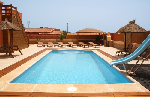 Caleta de Fuste Villa | Villa de 4 dormitorios en la ciudad, piscina de 10 m con tobogán para niños, valla de seguridad, barbacoa, salones al aire libre