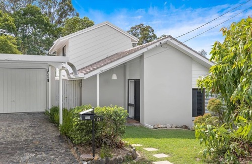 Ferny Hills Casa | Spacious 4-Bedroom Family Home