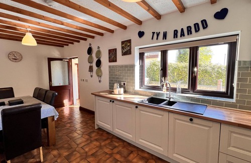 Llanddona Casa | 4 Bedroom Detached Farmhouse Mountain Views