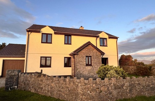 Llanddona Casa | 4 Bedroom Detached Farmhouse Mountain Views
