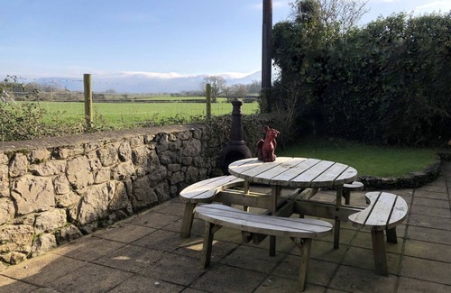 Llanddona Casa | 4 Bedroom Detached Farmhouse Mountain Views