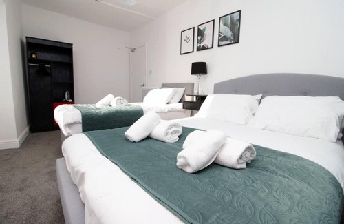 Castle Apartamento | 4 Bed Flat - Sleeps 4 - Parking - Wifi