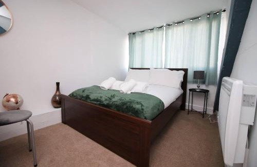 Castle Apartamento | 4 Bed Flat - Sleeps 4 - Parking - Wifi