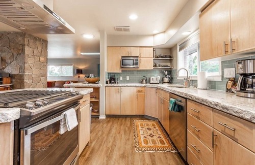 Vancouver Casa | 4-bed home w GameRoom, FirePit & Saltwater Hot Tub
