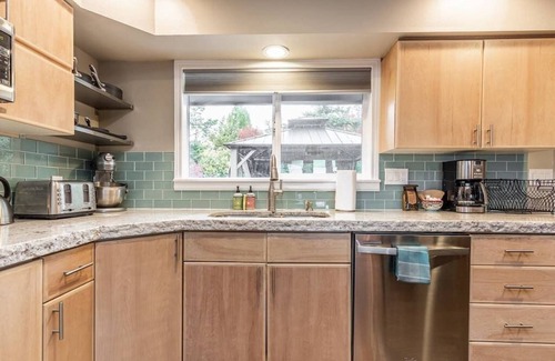 Vancouver Casa | 4-bed home w GameRoom, FirePit & Saltwater Hot Tub