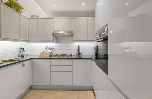 Brompton & Hans Town Casa | 4 Bed House with Gym - Hot Tub - Roof Terrace - Cinema Projector - Sleeps 8