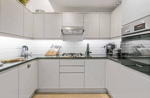 Brompton & Hans Town Casa | 4 Bed House with Gym - Hot Tub - Roof Terrace - Cinema Projector - Sleeps 8