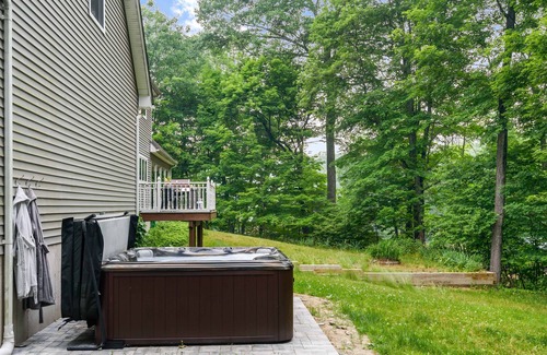 Wallkill Casa | 4 Bed House with Hot Tub Near Hiking + Wineries