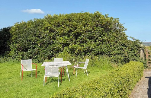 Bolton Casa | 4 Bed Retreat-Sleeps 7-Parking-Garden-Lake Views