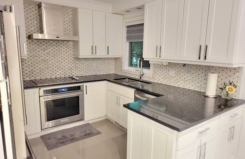 Saint Henri Casa | 4 Bed Rooms Town House, 2.5 Bathrooms with Parking .