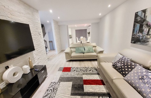 Saint Henri Casa | 4 Bed Rooms Town House, 2.5 Bathrooms with Parking .