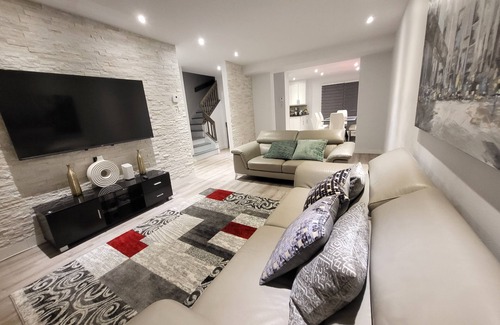 Saint Henri Casa | 4 Bed Rooms Town House, 2.5 Bathrooms with Parking .