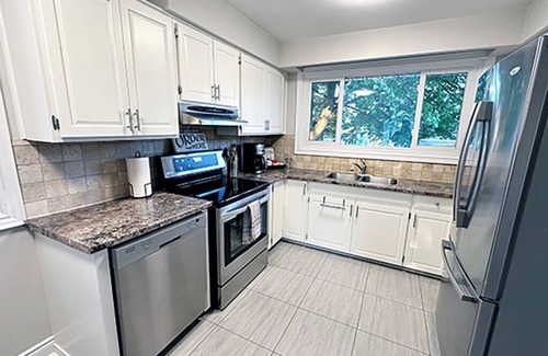 Barrie Casa | 4 Bed, Walk-Out Bungalow Full Property House - Barrie - sleeps 10